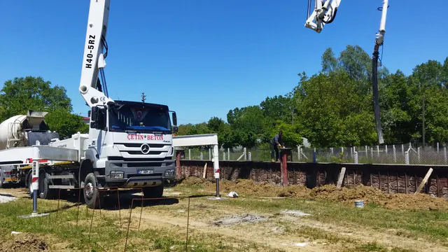 Çetin Beton pompası ve transmikseri şantiyede