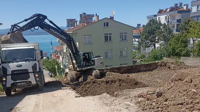 Çetin İnşaat hafriyat çalışmasında ekskavatör ve kamyon